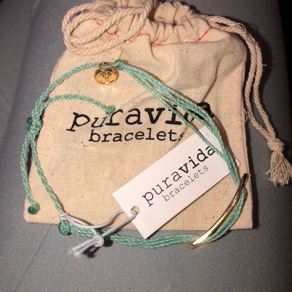 NEVER WORN Gold charm pura vida bracelet